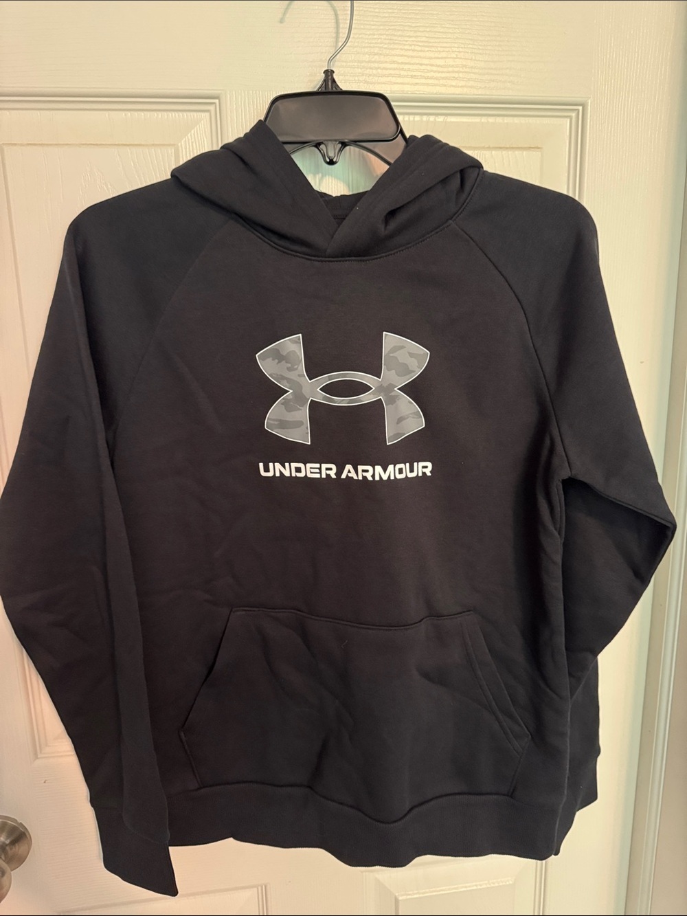 NWT Under Armour Boys Black Hooded Sweatshirt with Camouflage Logo